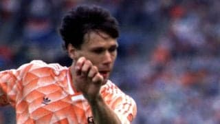 忘れられないEUROの名シーン ファン・バステンのボレーシュートはサッカー史に残る一撃になった