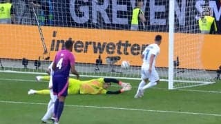 「衰えを感じざるを得ない」38歳ノイアーがまたも“やばいミス”でゴールを献上、ドイツ守護神の不安定パフォーマンスに不安視する声続々も指揮官は全幅の信頼「議論は受け付けない」