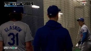 へ、何してんの？ベンチ裏で練習中の大谷翔平、突然の“ゲスト”に見せたびっくり＆きょとん顔