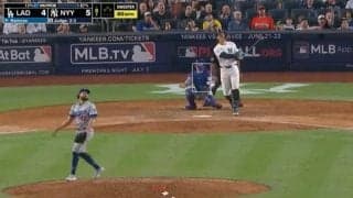 どこまで飛ばすんだよ！ヤ軍主砲ジャッジ、24号超特大アーチで“異変”が起きた…！？ ド軍外野手のリアクションが話題に「動かないw」「なぜ、こんな飛ぶのか」