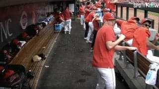 怖っ…！中継カメラがとらえたヤバすぎる瞬間　あわや大惨事…ベンチに剛速球がいきなり飛んできた衝撃シーン「危なすぎるだろ」「直撃したらシャレならん」