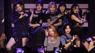 見事な腹筋に「お腹冷やすから隠して」　へそ出し美女の豪快投球「かわいすぎて頭爆発」