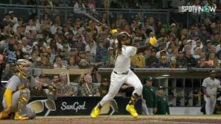 えっ？ あの打ち方で入るの…！？ ボールの伸び方がおかしい… 超怪物の“変態右打ち弾”がヤバすぎる　タティスJr、衝撃の一発「なんだこの打球ｗ」「伸びすぎだろ」