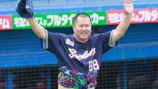 パンツ姿に衝撃「ドキッとした」　前代未聞の“ノーバン投球”に反響「履いてない？」