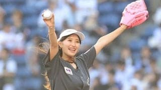 ショーパンで豪快足上げ…人気ゴルファーの始球式が「可愛い」　満面の笑みでファン魅了