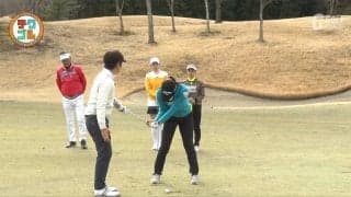 左足上がりでダフる人は手打ちになっていないかをチェック