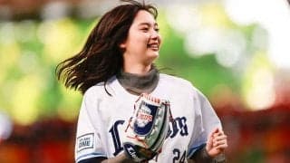 スタイル抜群…黒髪サラリ美女が降臨　始球式にユニ＆白パンツで登場、笑顔で“ペコリ”
