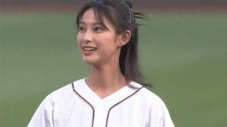 仙台に舞い降りた“国民的美少女”　黒スカートひらひら…可愛すぎる一投に大歓声