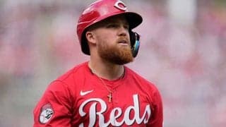 弾け飛んだヘルメット…163キロが直撃　球場騒然も25歳の“行動”に驚愕「問題ない」