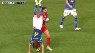 「何これw」日本代表DFの“秘技・逆立ち”が世界中で大反響！「忍者か」「今日のハイライト」「サッカーで初めて見た」板倉滉は珍しすぎるワンシーンをどう振り返った？