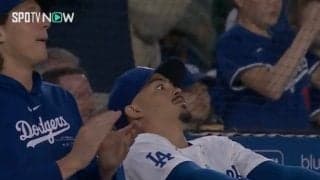 一体、何が起きた！？ 大谷翔平、特大アーチからハプニング発生… 喜びすぎた同僚に“異変”　ファン騒然「この顔」「大谷さんもお気に入りw」