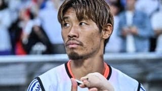 「娘ちゃんかわいい」守田英正が広島のピッチの上で抱きしめての「娘、大好きショット」が大反響！「本当に良いパパなのが伝わります」とリラックス姿にファン注目