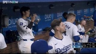 やっと見れた…！？ 大谷翔平、試合中ベンチで目撃された“噂のアイテム”が話題に「気になってたやつ！」「デカすぎるw」