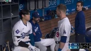 大谷翔平は一体、何をしているのか…！？ チームメイトに取った行動が話題に　特大アーチ直後にベンチで熱血指導？「こういうシーン増えたな」「良いチーム」