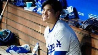 乾杯する大谷翔平が「かわいい」　コーチとお揃い…特大アイテムの「中身は何かしら」