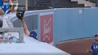 えっ？入った…！？ ドジャースに起こった奇跡… 相手外野手のグラブでホームランが着弾！ フェンス直撃→まさかの“アシストグラブ弾”の瞬間