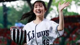 スカートひらり、超人気アイドルがワンバン投球　ポニテなびかせ…可愛すぎる始球式に歓声