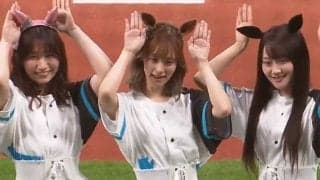 スカートなびかせ「3人娘」が同時投球　口を押さえて“アチャー”も…スタンド大喝采