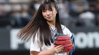 美少女14歳がピョン…青スカートひらり大暴投　道産子アイドルが“ジャンピング投球”