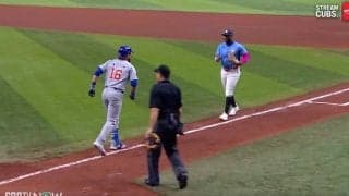 お前、こっち来るなよ！一体、何が起こっているのか…！？ バッターの“意味不明すぎる動き”に球場がざわつく「なんか怖いな…」「何がしたかった」