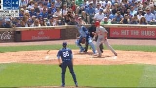 危険すぎる！折れたバットはどこに飛んだ…！？ 後ろに回転しながら捕手に直撃するアクシデント発生「大丈夫かよ…」「めちゃくちゃ痛いだろ」