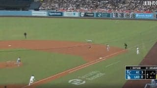 動けない…！？ 大谷翔平、高速“弾丸ゴロ”で異変が起きた…！？ 相手内野手のリアクションが悲惨すぎる「速いな…」「キャッチできる選手いる？」