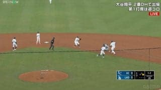 何が起こった…？ まさかのギャンブルスタート→ドジャース投手の冷静すぎる対応が話題に「気が早いw」「落ち着いてたなー」