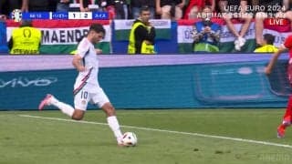 黄金の右足だ！“EURO史上最年少キャプテン”が完璧ピンポイントクロスでアシストを記録した瞬間「さすがソボスライ」「これはGK出にくい」