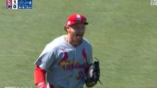 舌出して挑発？ ホームラン未遂の大飛球をキャッチ→“確信歩き”のバッターは呆然… まさかの結末に球場騒然「これは頭抱える」「何度もリプレイやめたれｗ」