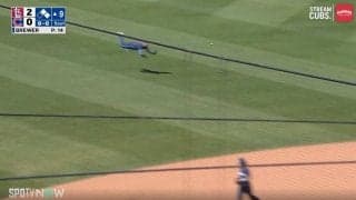 アイツ、どんな体してるんだよ！ ジャンピング“回転バックホーム”がヤバすぎる　守備の名手が見せた“超人技”にファン騒然「まさに忍者」「漫画でしか見ない」