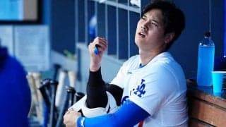 戻ってきた大谷翔平が「なんか心配な表情」　ド軍ベンチのバタバタが物語る“緊急事態”