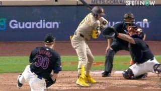 恐怖の衝撃音！ 強烈なデッドボールが直撃するアクシデント これは痛い… 球場に鳴り響いた“死球音”「すごい音だな」「完全にあかんやつ」