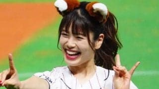 スカートでキラキラ笑顔…元エースチアの一投に台湾熱狂　ストライク投球に大歓声