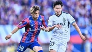 「絵面が強すぎるw」「どういう画やねん！w」ザコシショウや小梅太夫らがJ1公式戦に招待され、「審判が困ってない？」と驚きもたらす！「カオスすぎるw」と話題の瞬間