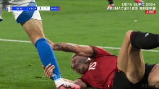 「レッドじゃない？」足をガッツリ掴む“衝撃ディフェンス”が物議…アルバニア代表MFがイタリア代表FWに翻弄された瞬間「ダメだろw」「まるでレスリングだ」