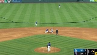 球場騒然！一体、何が起きた…？ 大谷翔平のプレーが物議を醸す “ギリギリ盗塁”にチャレンジ要求→“神スライディング”の瞬間「触ってない」「足の間だ」