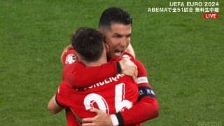 「神降臨だ！」C・ロナウドと胸熱ハグ！ レジェンドの息子が“途中出場から111秒”で殊勲の決勝ゴール「これは優勝あるぞ！」「良いシーンや」