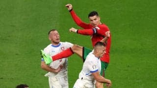 「めっちゃ飛んだ！」C・ロナウドの“怪物ヘディング”が起点で勝ち越しゴール！ しかし…VARチェックでポルトガル代表にまさかの判定が下った瞬間「辛すぎるって」