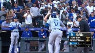 大谷翔平が“2度も”フリーマンに…超特大20号で見せた喜び爆発のリアクション