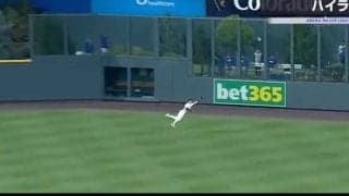 ベストプレー級！大谷翔平の強烈ライナーを“強奪” 全速力ダッシュ→空中ジャンピングキャッチが世界中で話題に「これは神美技」「新庄監督の現役時代みたい」