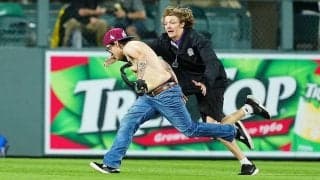 ド軍戦直後にハプニング　上半身裸の“乱入男”が出現…警備員がタックルし止める珍事