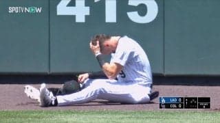 あと少しで捕れたのに！大谷翔平の特大21号弾に外野手、座り込み“落胆”　グラブをかすめたボール…“フェンス際の目撃者”立ち上がれず呆然