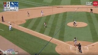 球場騒然！一体、何が起こった…！？ 身長211cm投手にバント→予想外の展開へ　痛恨ミス、激突、走者吹っ飛ぶ… 相次ぐハプニング発生で大混乱