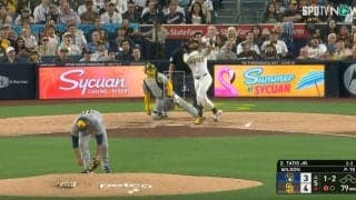 バット投げ、飛ばしすぎだろ！ 史上最高レベルにカッコいい“確信歩き”　打った瞬間に二階席に着弾… 天才タティスJrの“高速特大ホームラン”がヤバすぎる