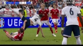 ｢あぶねえだろ！｣ゆるすぎる芝に滑ってスライディングが足首直撃→足を払われ空中大回転 大怪我一歩手前の激しいデュエルの瞬間「怪我は怖いからやめて」「芝がやばいんだよ」