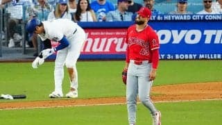 大谷翔平も心配でマウンドへ…対戦の仲良し左腕が緊急降板　激しく手を振り苦悶の表情