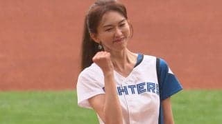 美人国際女優が北の大地に降臨、ポニテ揺らし…超細身ジーンズで一投　49歳に大歓声