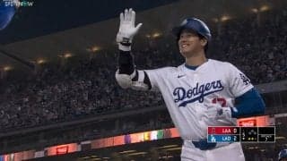 「いー」からの「にこっ」大谷翔、特大アーチでご機嫌MAX変顔 笑顔の連発にファンも「にっこり大谷さん」