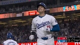 こんな大谷翔平は見たことない…！ 特大アーチ直後に同僚に見せた“謎の表情”がヤバすぎると話題に　ファン騒然「えっ？w」「さすがに反則でしょ」