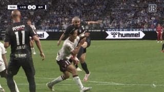 「まじゴラッソ」“難波の重戦車”がワールドクラスの豪快ダイレクトボレー発射！DF3人の間を通す針穴シュートに「バケモノ」「キックうますぎ」